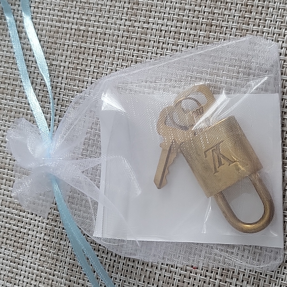 Lv Lock And 2 Keys (307) With Key Ring - image 7